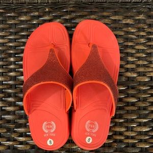 P&W New York flip flops‎